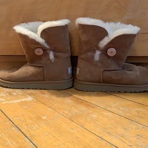 Chestnut button Ugg’s-size 5